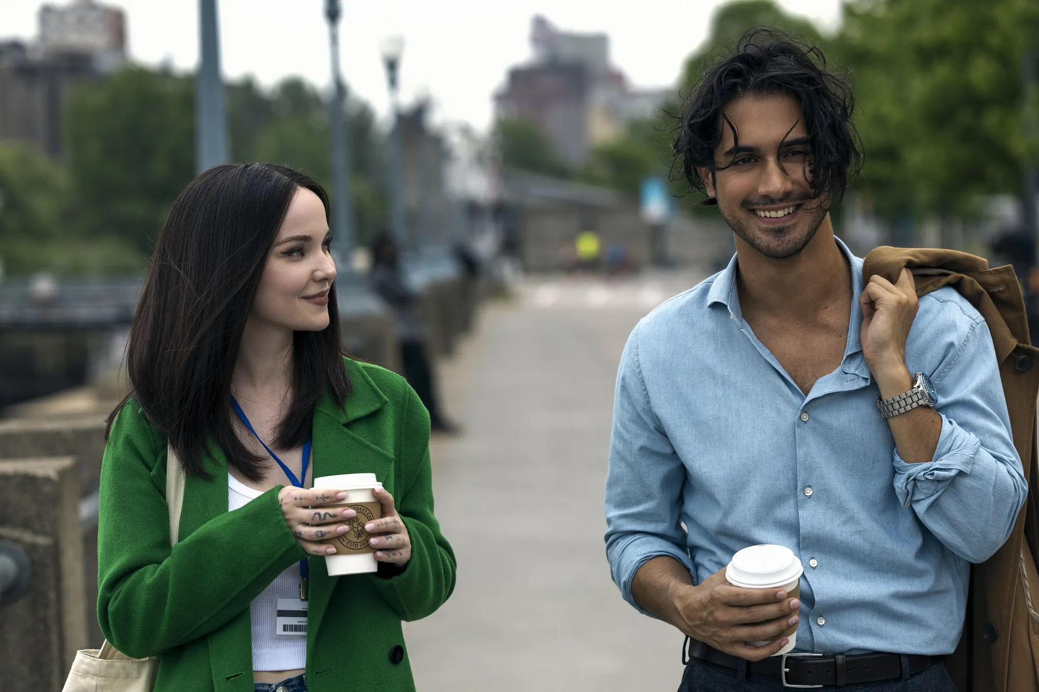 56 Dias mostra o amadurecimento de Dove Cameron e Avan Jogia em uma história sedutora, cheia de suspense, segredos...e alguns tropeços.