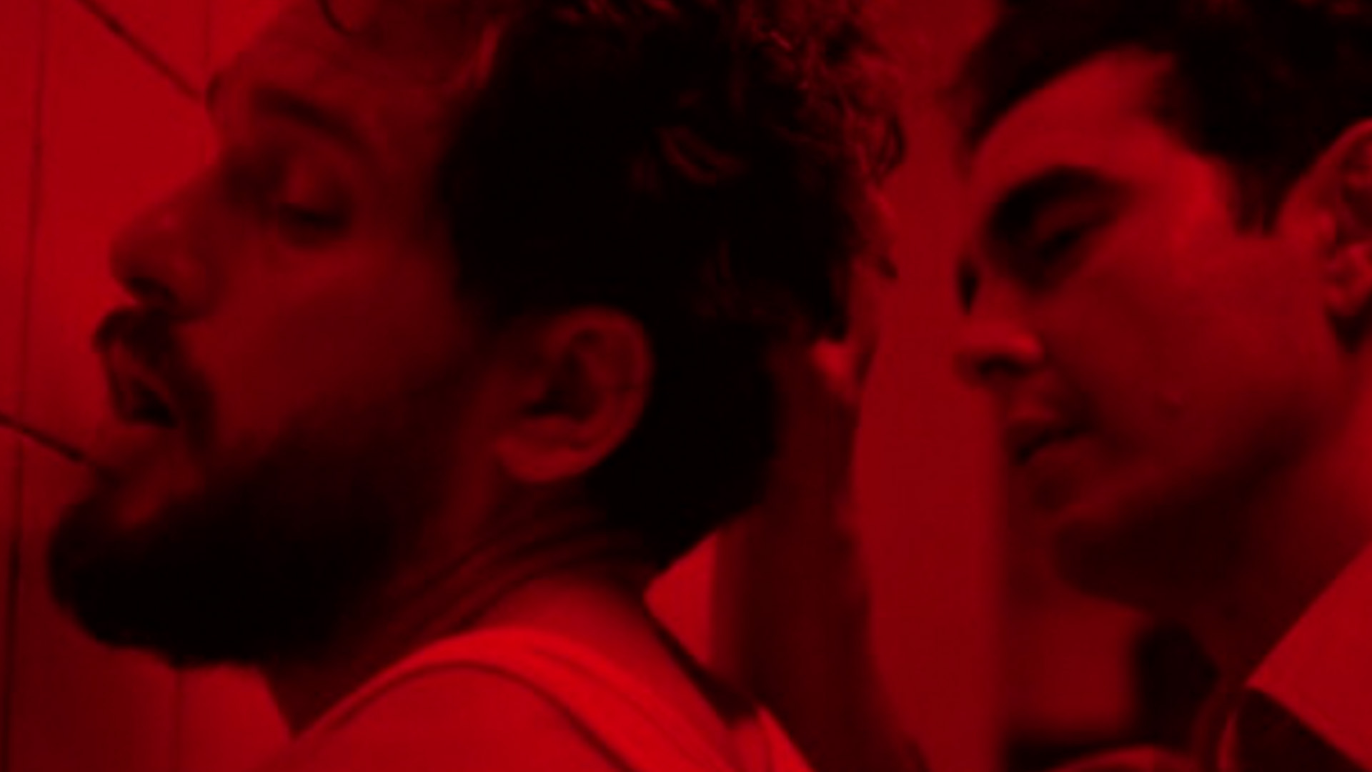 Em Industry, Henry (Kit Harington) é levado por Whitney (Max Minghella) a uma noite de excessos que termina em um clube gay.