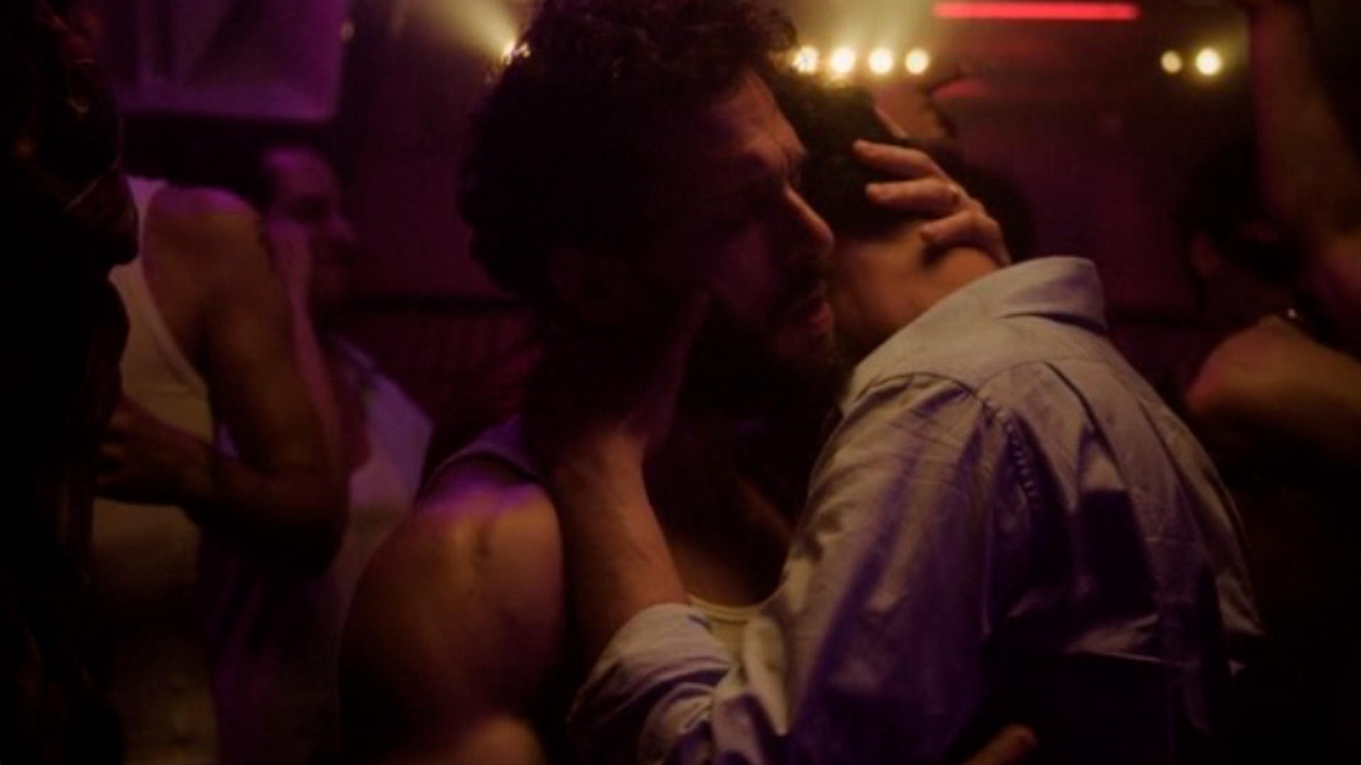 Em Industry, Henry (Kit Harington) é levado por Whitney (Max Minghella) a uma noite de excessos que termina em um clube gay.