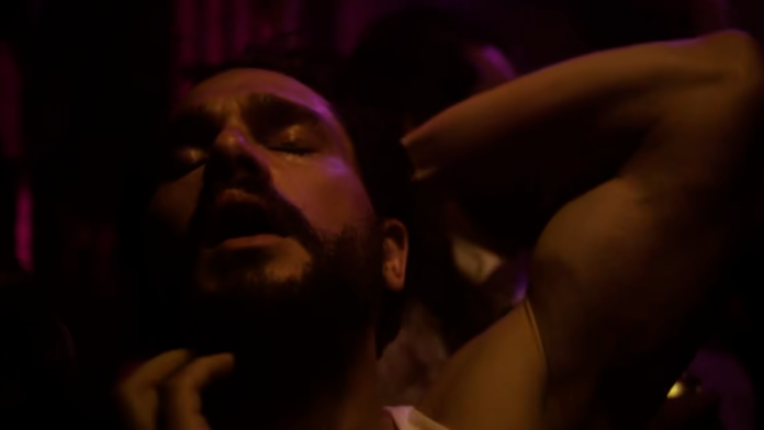 Em Industry, Henry (Kit Harington) é levado por Whitney (Max Minghella) a uma noite de excessos que termina em um clube gay.