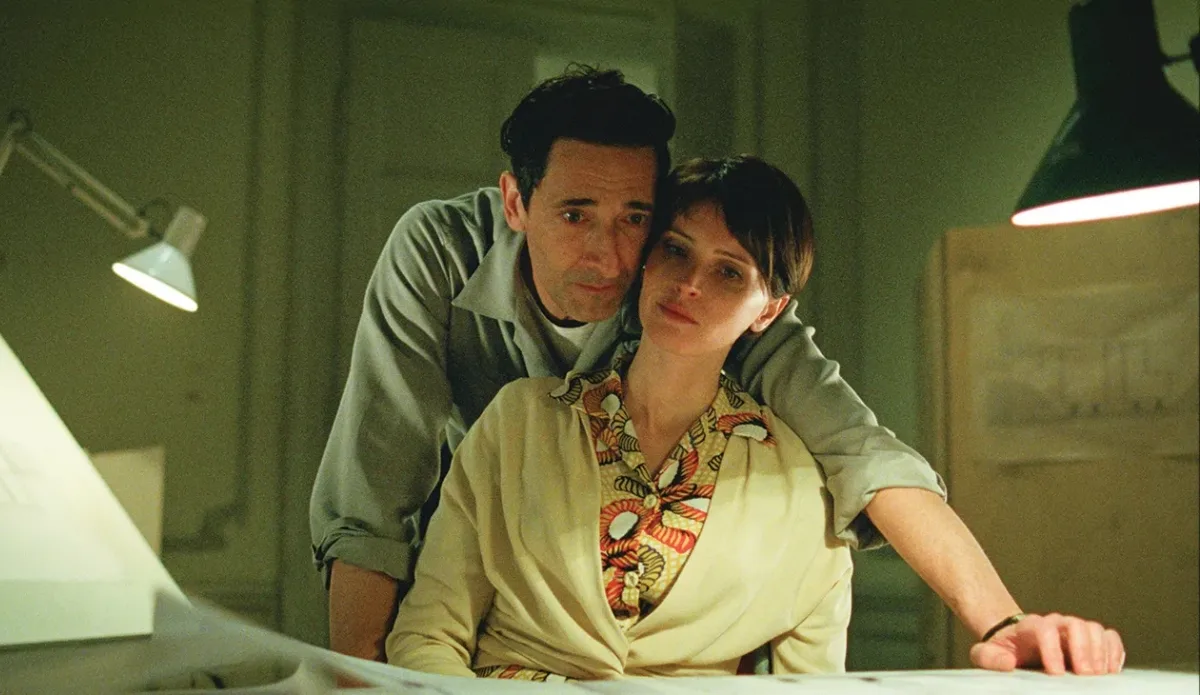 Editor de 'O Brutalista', indicado ao Oscar 2025, assume ter usado IA para corrigir diálogos e fazer ajustes de cenário no longa.