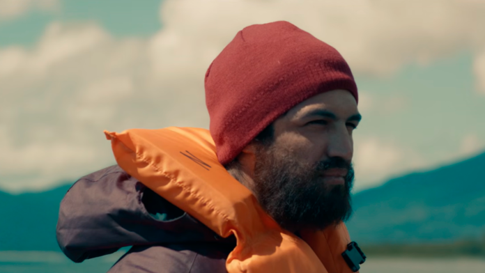 Novo filme com Gabriel Leone chega com mistério, ameaças e clima sombrio no litoral brasileiro