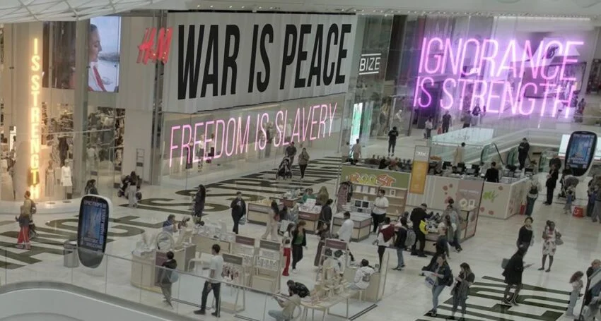 Do mesmo cineasta de 'Eu Não Sou o Teu Negro' , o documentário 'Orwell: 2+2=5' carrega força política